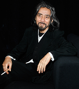в каком году был выпущен первый аромат yohji yamamoto. 8b6ed231ecee5b5ef6a4aa2500fdd84a. в каком году был выпущен первый аромат yohji yamamoto фото. в каком году был выпущен первый аромат yohji yamamoto-8b6ed231ecee5b5ef6a4aa2500fdd84a. картинка в каком году был выпущен первый аромат yohji yamamoto. картинка 8b6ed231ecee5b5ef6a4aa2500fdd84a. Йоджи Ямамото называют прародителем «мужской женской моды». В отличие от Джорджо Армани и Джанни Версаче, у которых в приоритете обтягивающие фасоны, японский модельер «защищает» человеческое тело, скрывает от любопытных глаз. Вся одежда по его эскизам асимметричная, мешковатая, похожая одновременно и на новую, и на старую. Для моды Йоджи характерны деконструктивизм, черный цвет и смешение азиатского колорита с европейской свободой выражения.