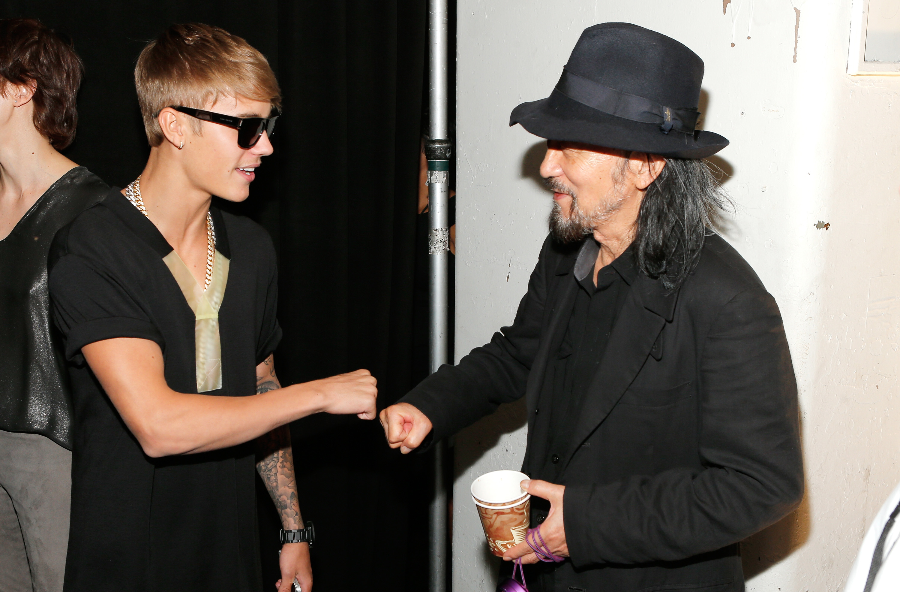 в каком году был выпущен первый аромат yohji yamamoto. GettyImages 180074132. в каком году был выпущен первый аромат yohji yamamoto фото. в каком году был выпущен первый аромат yohji yamamoto-GettyImages 180074132. картинка в каком году был выпущен первый аромат yohji yamamoto. картинка GettyImages 180074132. Йоджи Ямамото называют прародителем «мужской женской моды». В отличие от Джорджо Армани и Джанни Версаче, у которых в приоритете обтягивающие фасоны, японский модельер «защищает» человеческое тело, скрывает от любопытных глаз. Вся одежда по его эскизам асимметричная, мешковатая, похожая одновременно и на новую, и на старую. Для моды Йоджи характерны деконструктивизм, черный цвет и смешение азиатского колорита с европейской свободой выражения.