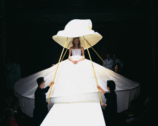 в каком году был выпущен первый аромат yohji yamamoto. yohji yamamoto wedding dress. в каком году был выпущен первый аромат yohji yamamoto фото. в каком году был выпущен первый аромат yohji yamamoto-yohji yamamoto wedding dress. картинка в каком году был выпущен первый аромат yohji yamamoto. картинка yohji yamamoto wedding dress. Йоджи Ямамото называют прародителем «мужской женской моды». В отличие от Джорджо Армани и Джанни Версаче, у которых в приоритете обтягивающие фасоны, японский модельер «защищает» человеческое тело, скрывает от любопытных глаз. Вся одежда по его эскизам асимметричная, мешковатая, похожая одновременно и на новую, и на старую. Для моды Йоджи характерны деконструктивизм, черный цвет и смешение азиатского колорита с европейской свободой выражения.