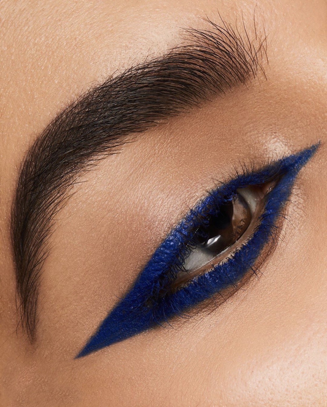Дневной макияж с синими стрелками